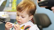 Oswoić fryzjera, czyli czemu dzieci nie lubią obcinania włosów