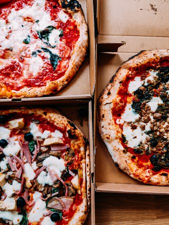 Wyposażenie pizzerii – jak wybrać piec do pizzy?